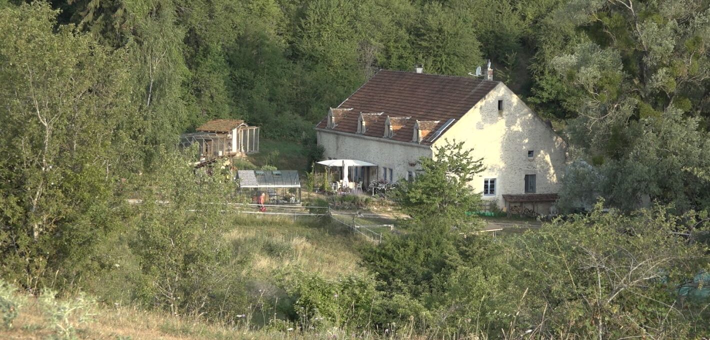 Ansicht des Bauernhaus Rosery vonm Hügel aus gesehen